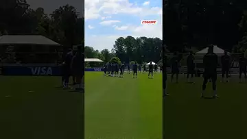 🙏 Les joueurs du PSG ont débuté leur entraînement par un hommage à Diogo Jota et son frère #jota