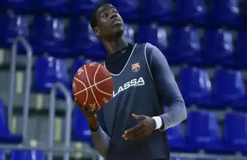 Un joueur du FC Barcelone démolit un panneau avec un dunk!