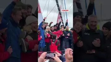 🏆 Violette Dorange portée en triomphe par ses proches #vendéeglobe #voile