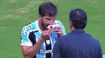 Lucas Silva reçoit un téléphone sur la tête pendant le match (vidéo)