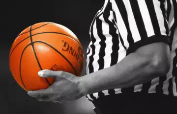 Un arbitre claque des dunks dans un match de basket