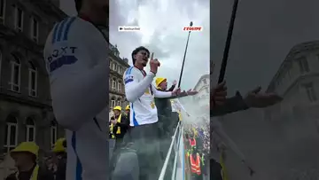 🏆Leeds fête son titre de Championship par une impressionnante parade colorée ! #leeds