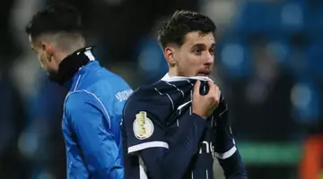 L'arbitre assistant touché par un projectile, match de Bundesliga interrompu