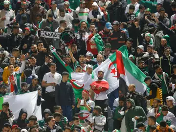Algérie - Cameroun : les supporters algériens manifestent devant le siège de la FIFA