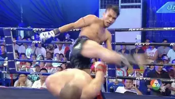 Ce boxeur Thaï fait une esquive digne de Matrix et laisse le public abasourdi !