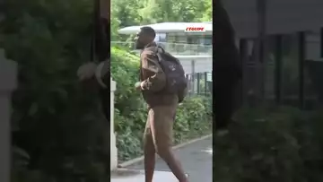 😁 La classe et le sourire d'Ibrahima Konaté à son arrivée à Clairefontaine ! #equipefrance #foot