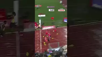 🌧️☔️ Sous le déluge, Seville domine Lyles sur 100 m ! #athletics #athlete #shorts