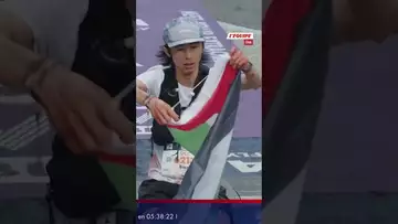 🇵🇸 Le coureur chinois Yu Biao franchit la ligne d'arrivée avec un drapeau palestinien #trail