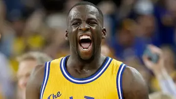 Draymond Green signe la pancarte d’un fan de l’équipe adverse!