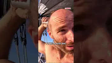 💇🏻♂️⛵️ Nicolas Lunven prend soin de ses cheveux en pleine mer ! #vendeeglobe #coiffureadomicile