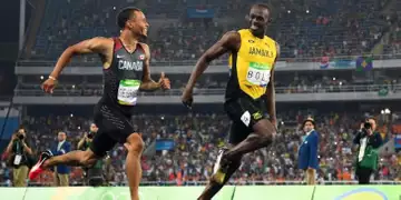 Usain Bolt s'amuse avec un concurrent en pleine course