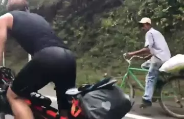 Ce Colombien en vélo ridiculise deux triathlètes européens !