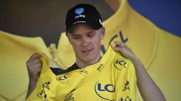 Froome endosse le maillot jaune