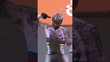 Van der Poel souhaite bon anniversaire à Remco Evenepoel avec un petit clin d'oeil ! #cyclisme