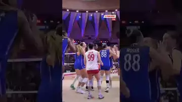 🎶 Les Bleues célèbrent leur qualification historique en quarts de finale du Mondial sur "Charger" !