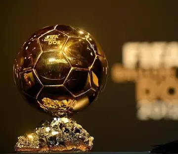 Le premier contrat professionnel d'un ancien ballon d'or mis aux enchères!