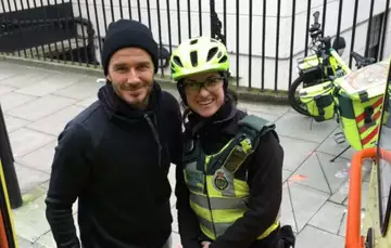 David Beckham aide des secouristes dans les rues de Londres !