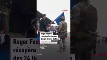 🏴🤩 Roger Federer récupère le drapeau des 24H du Mans #shorts #tennis #automobile