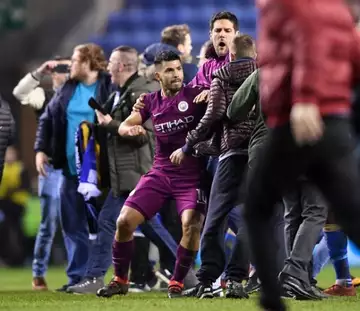 Sergio Agüero agresse un supporter !