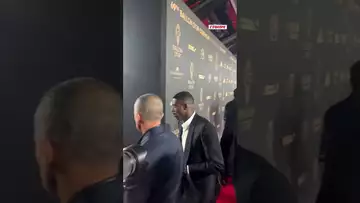 Au tour d’Ousmane Dembélé de faire son entrée sur le tapis rouge ! #ballondor #dembele