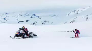 Un skieur se fait tracter par une motoneige à une vitesse incroyable !