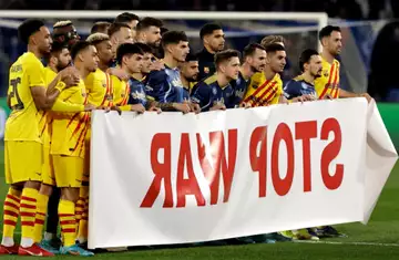 Une banderole "Stop à la guerre" avant Naples-Barcelone