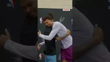 🏆 Quand Stephon Castle reçoit son trophée de rookie de l'année par Victor Wembanyama, Tim Duncan
