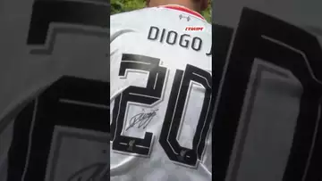 💐Les fans de Liverpool déposent des fleurs devant Anfield en hommage à Diogo Jota et son frère André