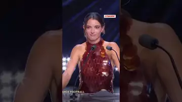 ​🤩​ Le Ballon d'Or remis à Bonmati des mains de son idole Iniesta #ballondor #bonmati #football