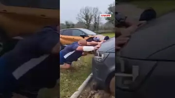 💪🏼😂 Quand t’as pas de remorqueur, t’appelles les joueurs de rugby #rugby #fun #insolite
