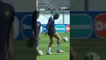🦸♂️ Nouvelles images de Kylian Mbappé à l’entraînement avec son masque #france #shorts #euro2024