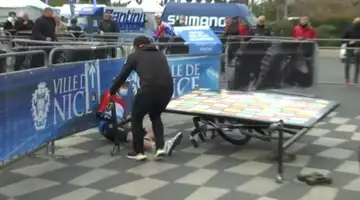 Un coureur renversé par un panneau lors de Paris-Nice (vidéo)