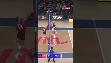 😳 Incroyable résistance des volleyeuses françaises dans cet échange face au Canada ! #shorts