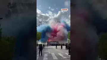 🇫🇷 Les Champs-Élysées sous les couleurs de la France pour le PSG #shorts #psg