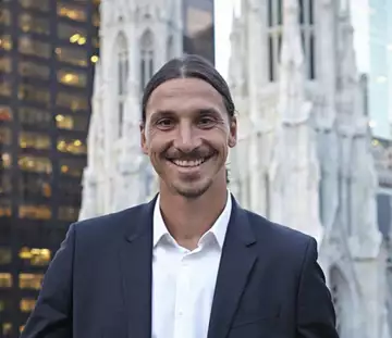 Zlatan Ibrahimovic signe pour une nouvelle saison à Manchester United