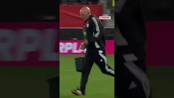 😅 Quand un trou dans la pelouse interrompt le match entre l'Autriche et Chypre ! #foot #autriche