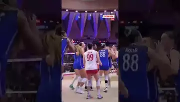 🎶 "Charger, charger, charger !" : Les Bleues célèbrent leur qualif ! #volleyball #mondial #volley