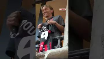 🇮🇹⚽️ Les supporters milanais ont (enfin) accueilli leur nouvelle recrue : Luka Modric ! #football