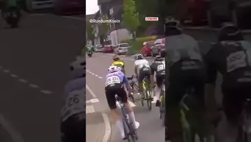 😲 Une personne âgée traverse un passage piéton en plein milieu de la course ! #cycling #sports