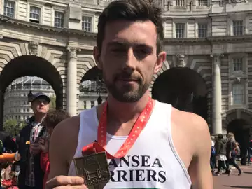Un coureur s'illustre au marathon de Londres en aidant un autre coureur !