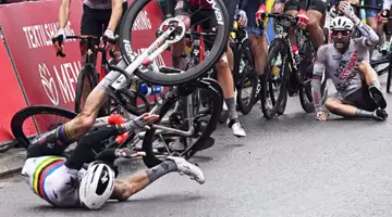 Alaphilippe, une chute provoquée par sa voiture ! (vidéo)