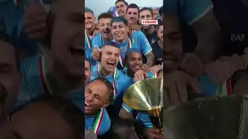 Les joueurs du Napoli célèbrent leur titre de champion de Serie A ! 🔵🏆 #shorts #football