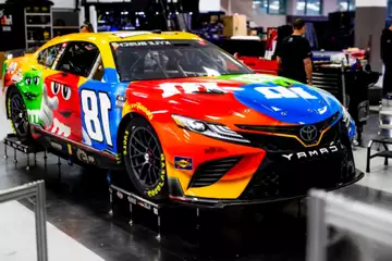 M&M's célèbre la fin de son engagement en NASCAR avec un dispositif "Fan Engagement" autour de la Toyota n°18 de Kyle Busch