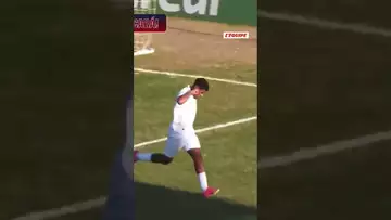 😅⚽️ Il se blesse après avoir fait la célébration de Cristiano Ronaldo #shorts #football #cr7