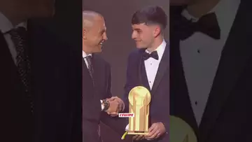 Ballon d'Or 2021 - Pedri reçoit le trophée de meilleur jeune #shorts #fcbarcelona