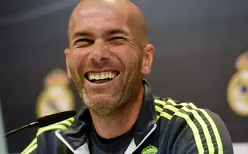 Quand Zidane colle son chewing gum sous la table