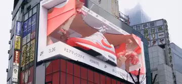 Nike fait la promotion de son "Air Max Day 2022" sur un écran publicitaire 3D à Tokyo (Japon).
