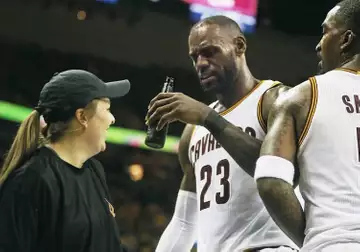 LeBron James manque un panier et se console..  avec une bière !