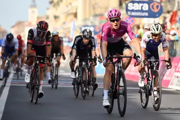 Giro 2022 : Cocorico, Arnaud Démare en remet une couche lors de la 13ème étape ! Romain Bardet doit abandonner
