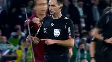 Un bâton est lancé sur un joueur, le derby de Séville est interrompu !